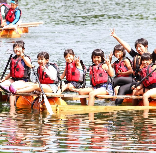 自然体験を楽しむ子供たち