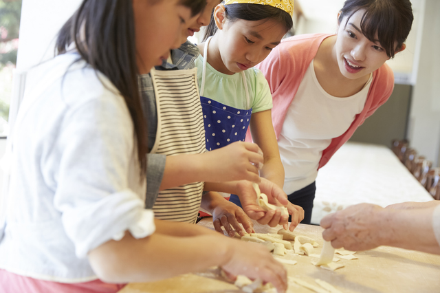 サマーキャンプで料理をする子供たち