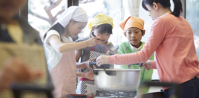 サマーキャンプで料理をする子供たち